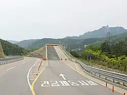 Una Rampa de Escapada de la Emergencia (Runaway Rampa de Camión) en Misiryeong (미시령) la carretera Penetrante cercana Sokcho, Corea