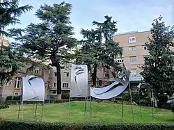 Figuras abstractas metálicas en color acero instaladas en el jardín.