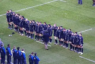 La Selección de Escocia durante la interpretación del himno antes de comenzar el partido.