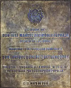 Placa de su escultura