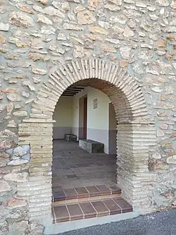 Vista del arco de acceso lateral al pórtico