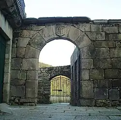 Una de las entradas al castillo, con el escudo de los Sarmiento en la parte superior