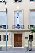Entrada a la Embajada en Santiago de Chile