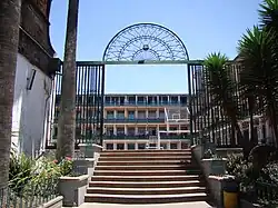 Entrada principal Calle 13.