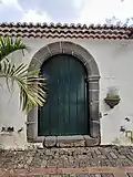 Puerta de piedra molinera de la ermita.