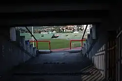 Una de las entradas a las gradas.