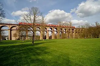 El viaducto atravesado por un tren con el arco hormigonado tras la Segunda Guerra Mundial