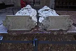 Situados a los pies de las estatuas