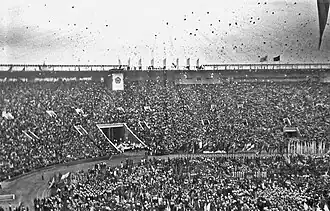 Estadio Olímpico Luzhnikí (1955-1956). VI Festival Mundial de la Juventud y los Estudiantes (1957). Inauguración en el estadio de Lenin, el comienzo del sexto festival: 25.000 palomas de la paz ascienden en el cielo.