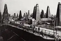 Pozo petrolero de Bakú, c. 1890.