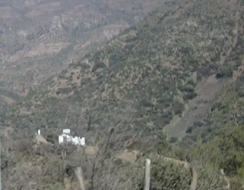 Ermita en la punta de un otero domina la confluencia de los ríos Molina y San Francisco donde se forma el Río Mapocho