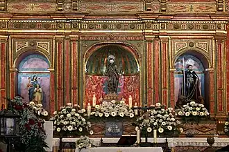 Retablo, en la hornaciona central se aprecia la imagen del Santo Hermano Pedro.