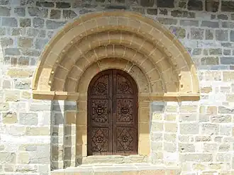 Puerta principal románica.