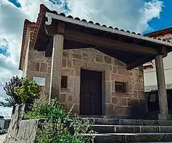Ermita de San Sebastián. Es de piedra, unas escaleras llevan a la entrada principal (pues la ermita se encuentra en un nivel superior al suelo) y tiene un techo sujetado por dos columnas simples a los lados. Al lado de la escalera hay maceteros con vegetación