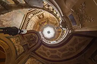 Pinturas murales alegóricas que representan: Roma, Florencia, Venecia, Nápoles, escalera en el vestíbulo de entrada.