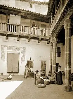 Escena vecinal en un patio de la calle de la Merced hacia 1885 - Foto Casiano Alguacil