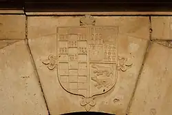 Escudo de la clave del arco de la Casa del Cura de Valdelagunas