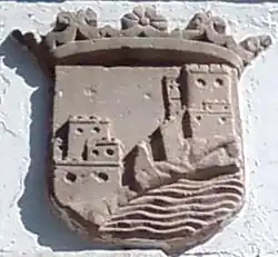 Escudo de la ciudad tallado en piedra en la Fuente de Reding.