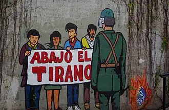 Grafiti político en el patio.