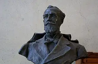 Busto del rector Jorge Huneeus Zegers en la Facultad.
