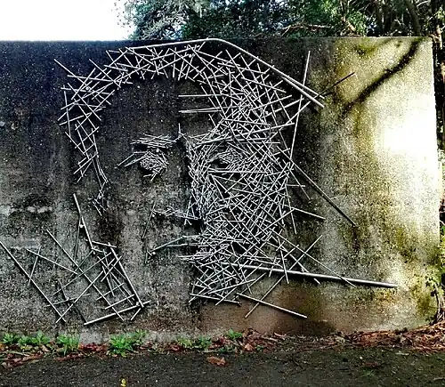 Escultura en metal del rostro de Eduardo Morales Miranda.