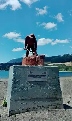 Monumento a los Paleros del Riñihuazo.