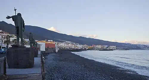 Vista de la localidad desde la basílica con la escultura al Mencey Beneharo en primer plano