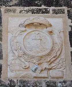 Escudo de Alicante en la entrada del castillo de santa Bárbara.