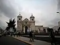 La iglesia de Santa Marta en el lado norte de la plaza.