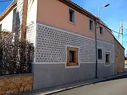 Fachada decorada con típico esgrafiado segoviano