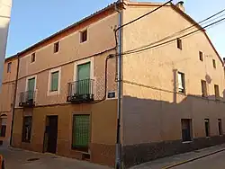 Arquitectura típica con esgrafiado segoviano en la fachada