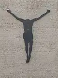Silueta del Cristo crucificado del altar mayor, en el exterior de la esquina sudoeste.