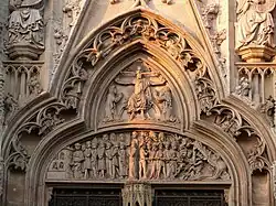 Tímpano gótico del XIV en la Frauenkirche (Esslingen am Neckar)