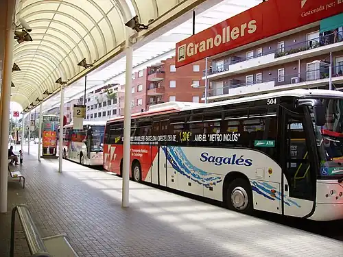 Varios autobuses interurbanos de Cataluña en la estación de Granollers en España