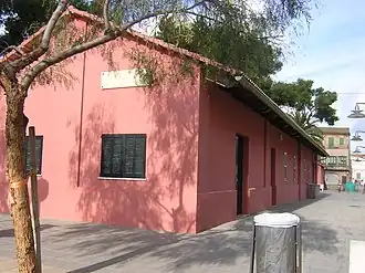 Estación de La Puebla. Tras la reapertura del ramal en 2001 las vías se situaron a 500 metros del edificio.