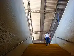 Acceso al andén central desde el túnel