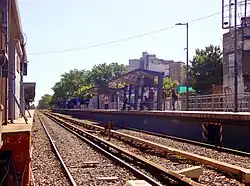 Vista del andén hacia Once desde la calle