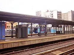 Vista del andén central, desde el andén hacia Once