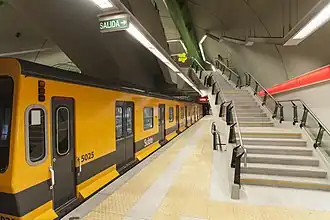 Coche CAF 5000 estacionado