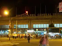 Vista nocturna de la fachada