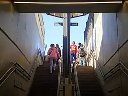 Acceso al andén central desde la Calle Pedro Martínez Melo