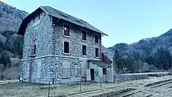 Estación abandonada del ferrocarril en Les Forges d'Abel vista desde el oeste