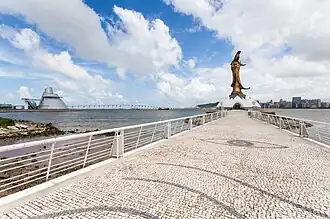 Estatua de Guan Yin, al fondo el Centro de Ciencia.