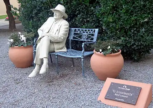 La estatua se encuentra ubicada en el Paseo Intendente Martínez de la ciudad de Tandil