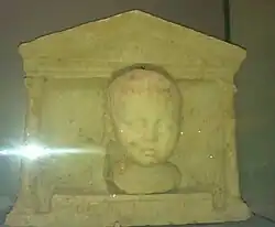 Estela funeraria con la representación de un infantil