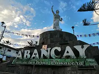 Escultura de Micaela Bastidas en el centro de la Plaza Micaela Bastidas, provincia de Abancay
