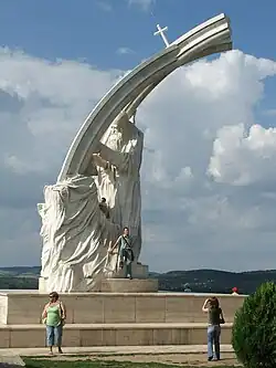 Monumento a la conversión de San Esteban al cristianismo. Obra de Miklós Melocco, Plaza Szent István, Esztergom.