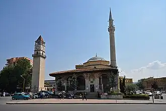 Mezquita de Et'hem Bey y torre del reloj en Tirana