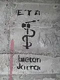 Grafiti en Mendaro que reproduce el anagrama