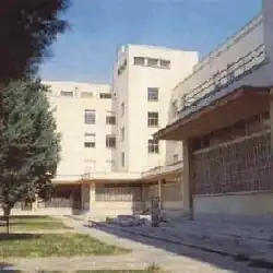 Fachada orientada al jardín en el pabellón antiguo de la ETSAM